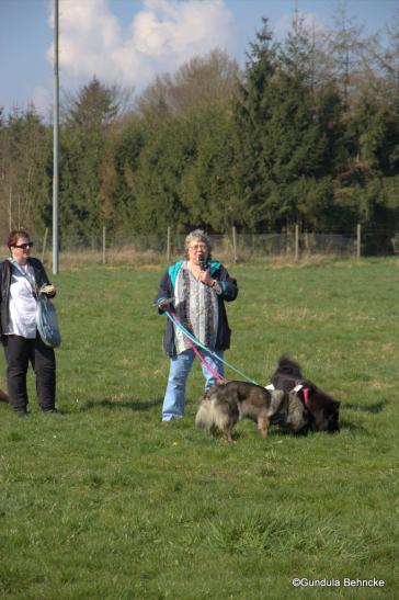 Birgit Ahmann(li.), Ulrike Stein mit Blikki vom Bossardpfad(li.) und Isabella(Bella) vom Lachsbach(re.)