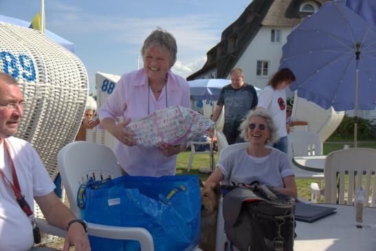 Ingrid Winkens-Wegner verteilt ihre Geschenke