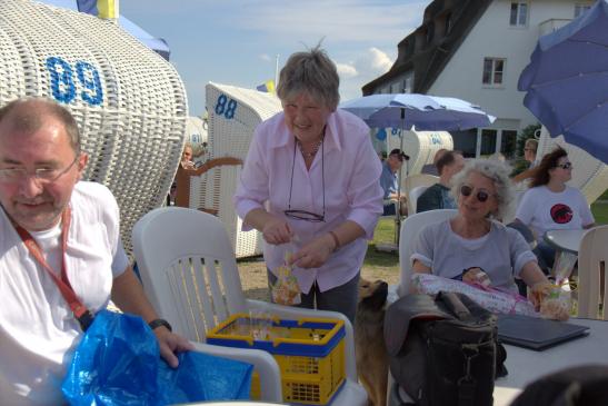 Ingrid Winkens-Wegner verteilt ihre Geschenke