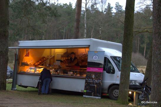 Verkaufswagen für Bio-Produkte des Hofladens in Wörme
