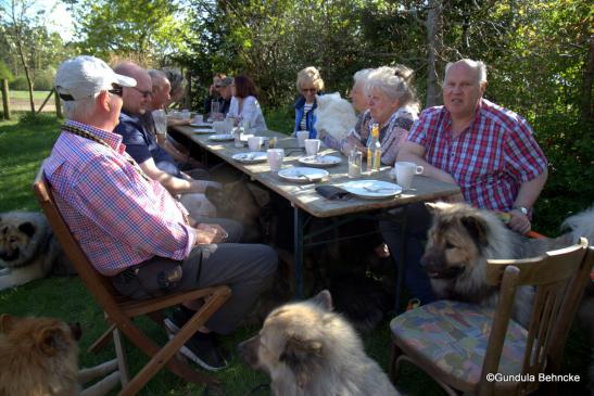 Kaffeetafel im Garten des Café-Restaurant "Der Schafstall"